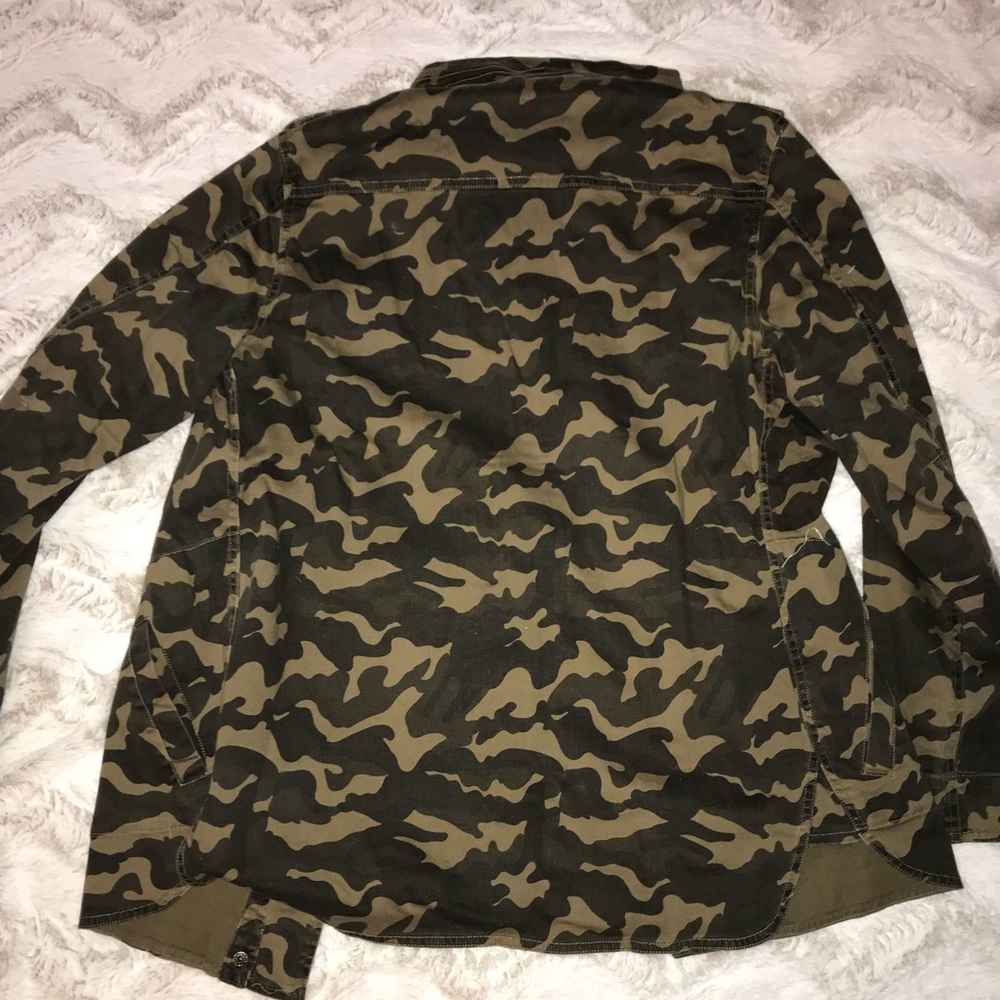 Green camo zip up jacket.